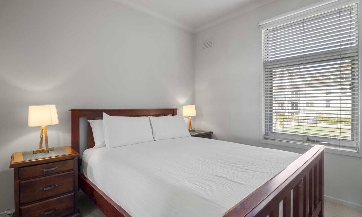 Southbank Apartment | Central 2-Bed Pad with Tennis Court,