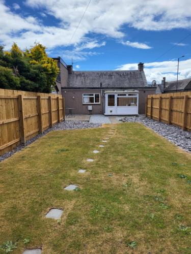 Carnoustie House | Central 2-bedroom bunglow with double sofa bed