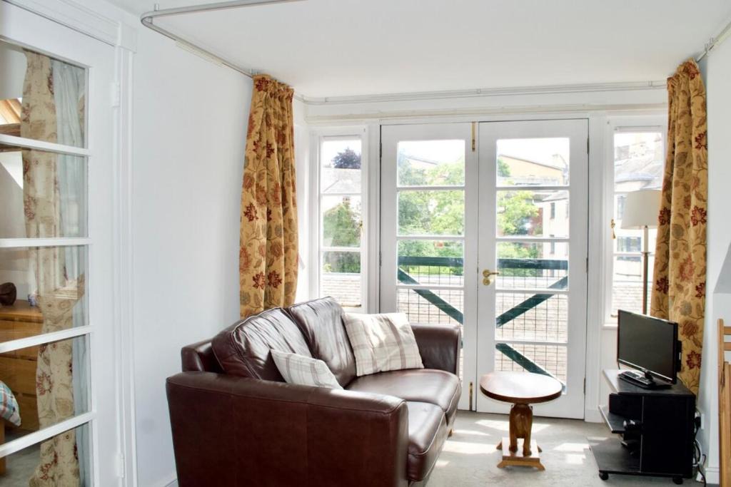 Old Town Apartment | Central 2 Bedroom Flat With Spectacular Views