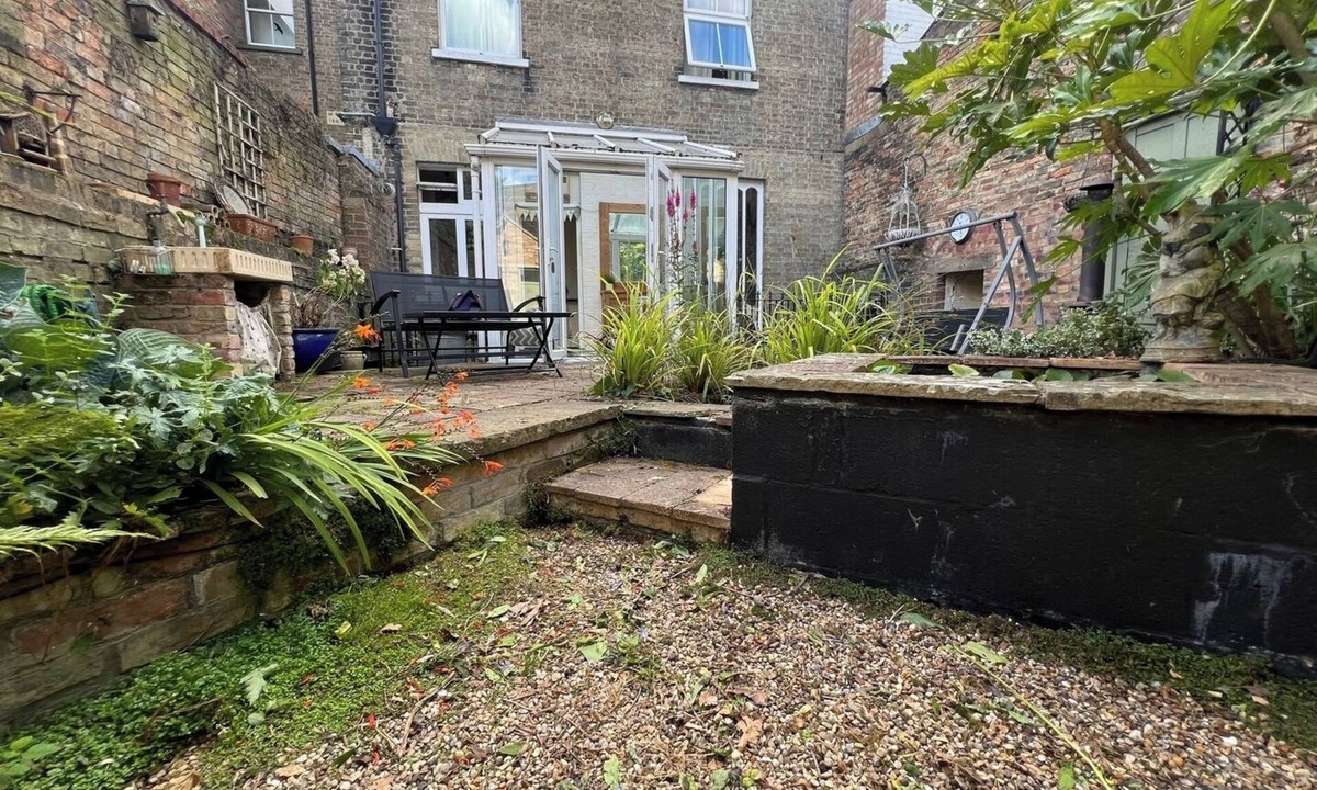 Ely House | Central 3 BR Home with Private Courtyard