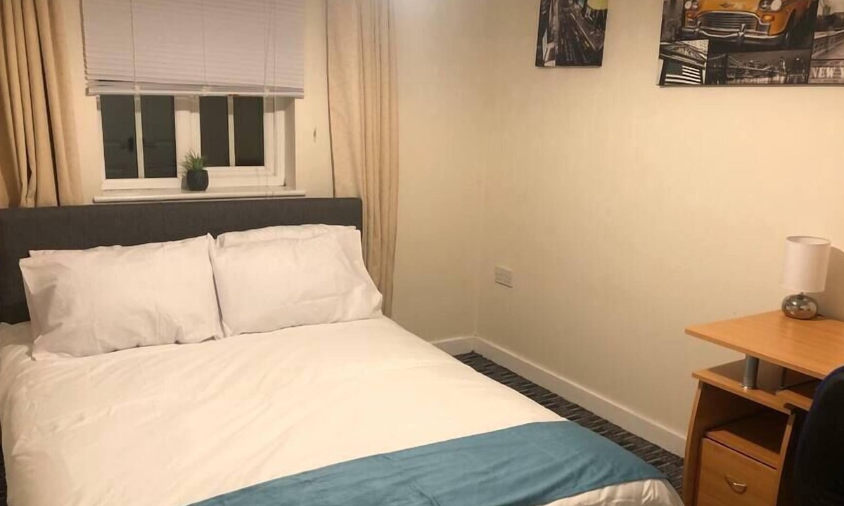 Newcastle-Under-Lyme Apartment | Central 3 BR in Newcastle with Allocated Parking