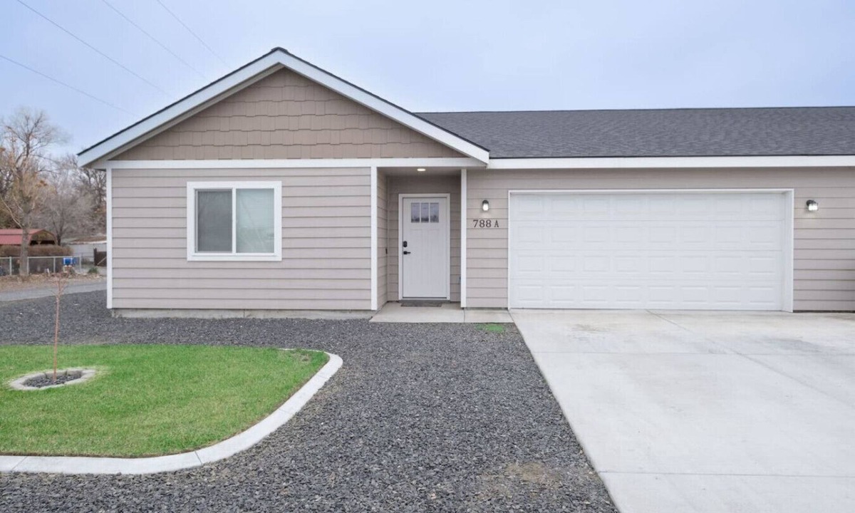 Hermiston House | Central and Quiet, Garage, Fenced Yard #776B