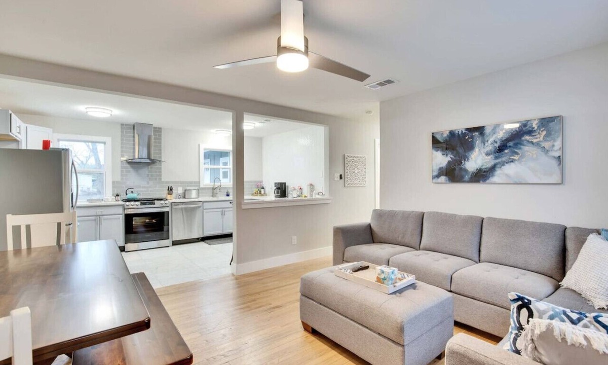 Govalle House | Central Austin 6 Bedroom Gem
