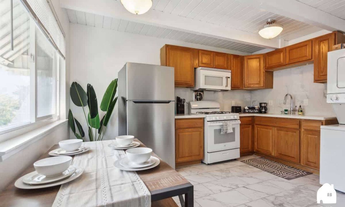 Poets Corner Apartment | Central Berkeley 2BR Home | Near UC & BART + Parking