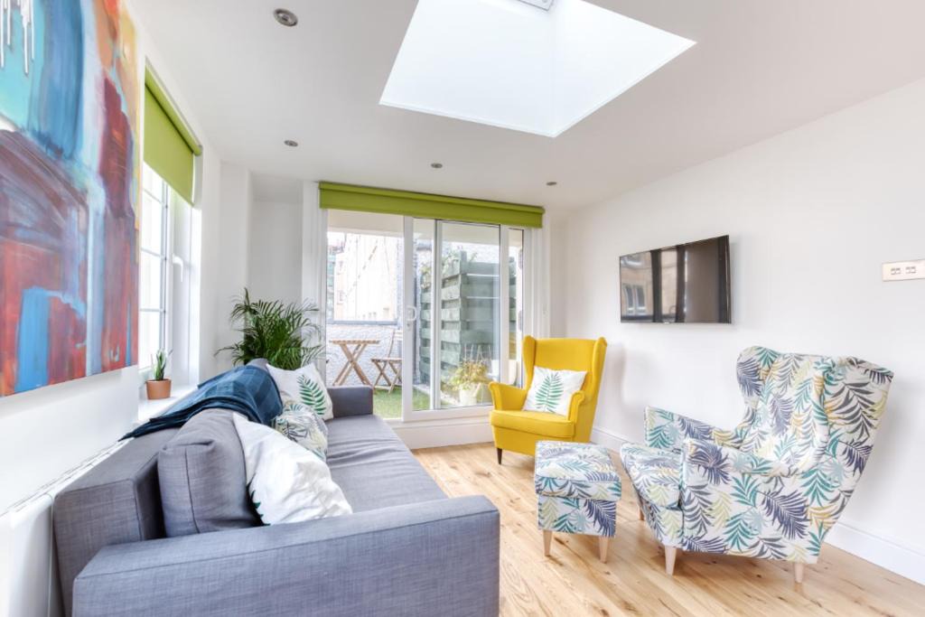 Dalry Apartment | Central Bright 3 Bed Flat with Pool & Parking