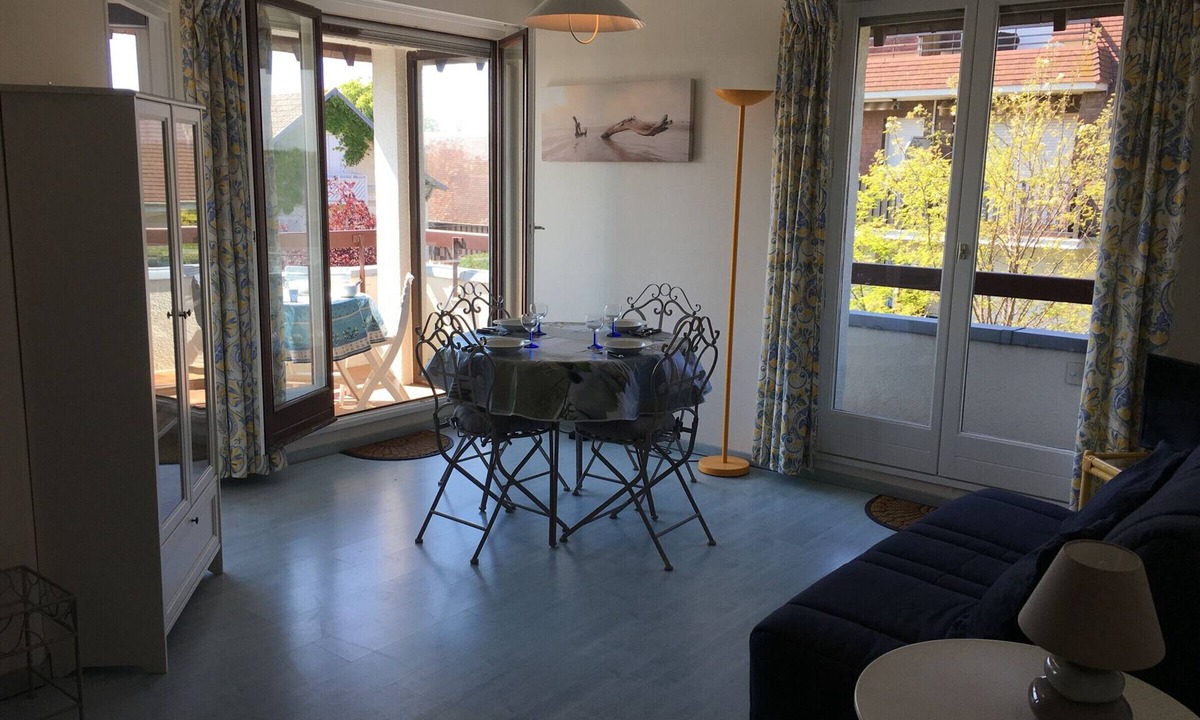 Cabourg Apartment | Central Cabourg Studio: Steps from Beach, Balcony, Parking, Elevator