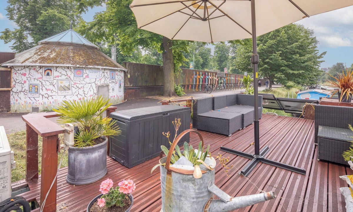 Cambridge City Centre Boat Rental | Central Cambridge Modern Solar Houseboat