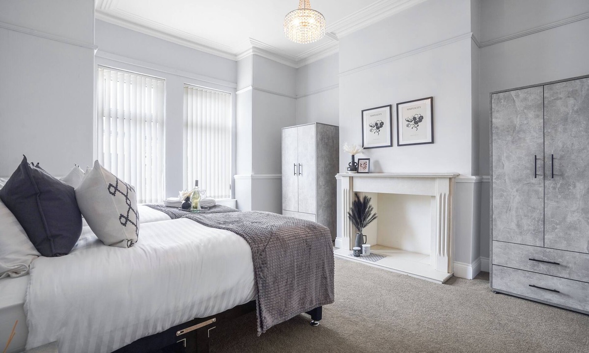 Castleford House | Central Castleford 4 Bed House - Free Parking