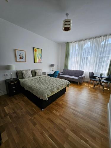 Leek House | Central Chambers Suites - Suite 1