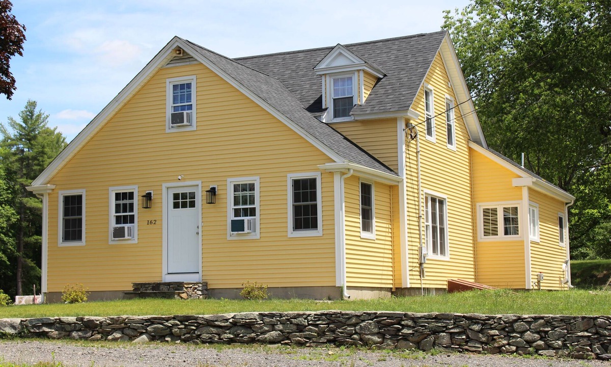 Lakeville House | Central, Charming & Modern Home