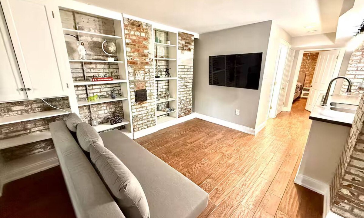 Cardozo House | Central Chic 1BR Apt Near Metro, off 14th st/U st!