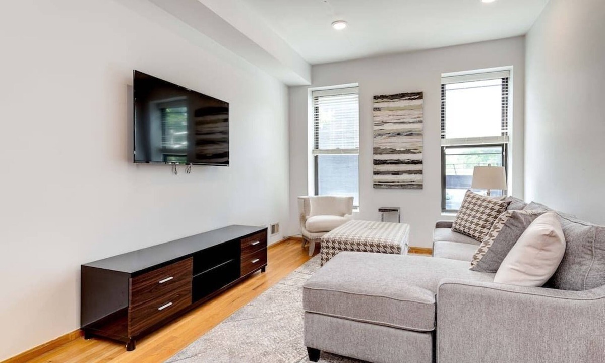 Pulaski Park Apartment | Central Chicago Suite2 Access to Patio!