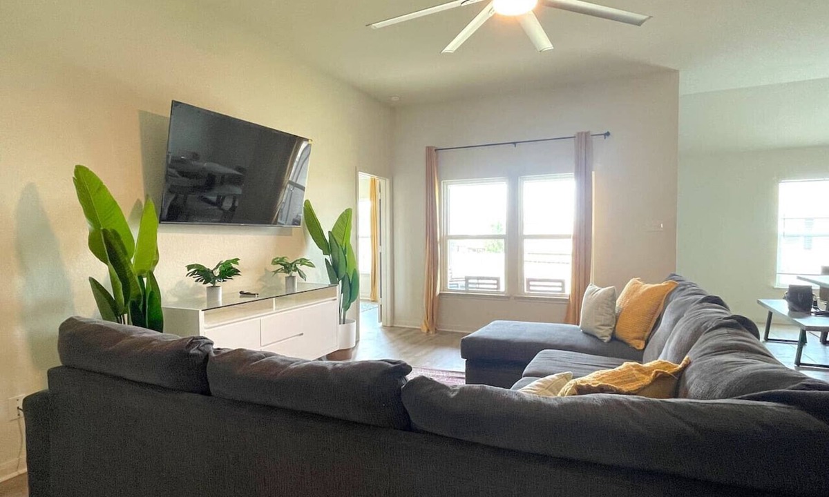 New Braunfels House | Central Comfort 12 Person Fun