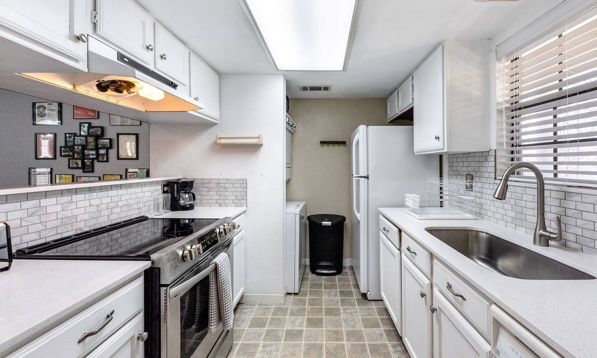 Brentwood Condo | Central Condo + Office (Close to EVERYTHING!)