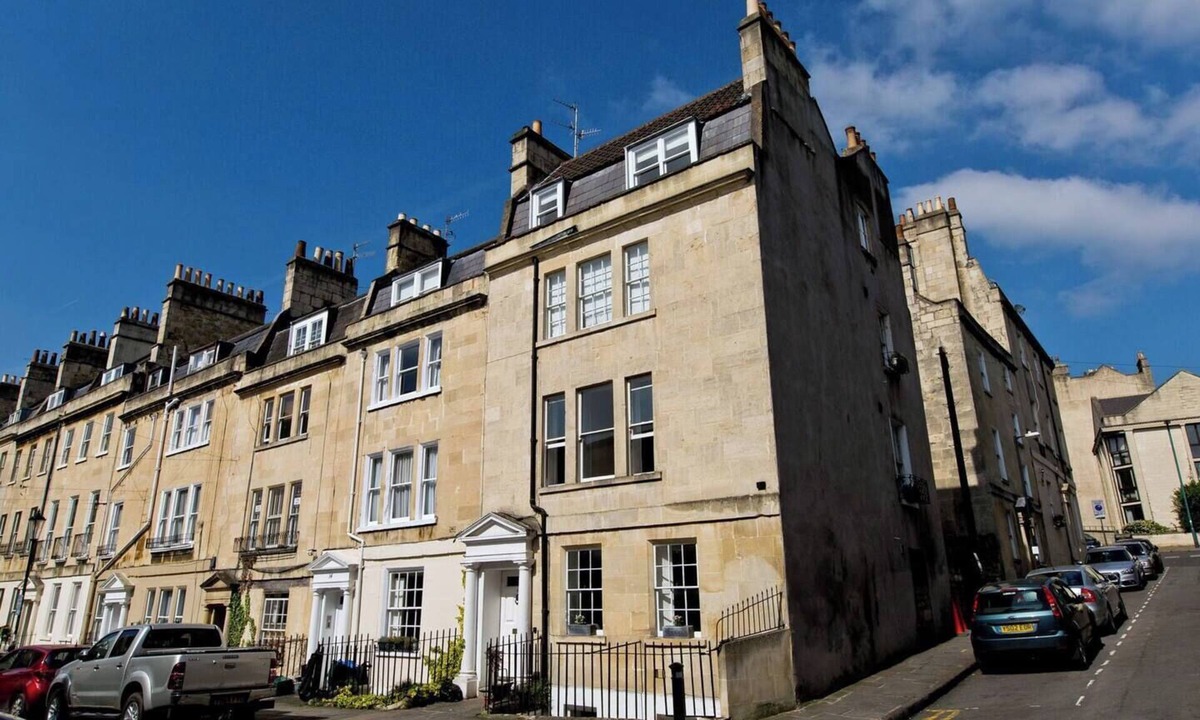 Upper Town Apartment | Central Courtyard Apartment - Pass the Keys