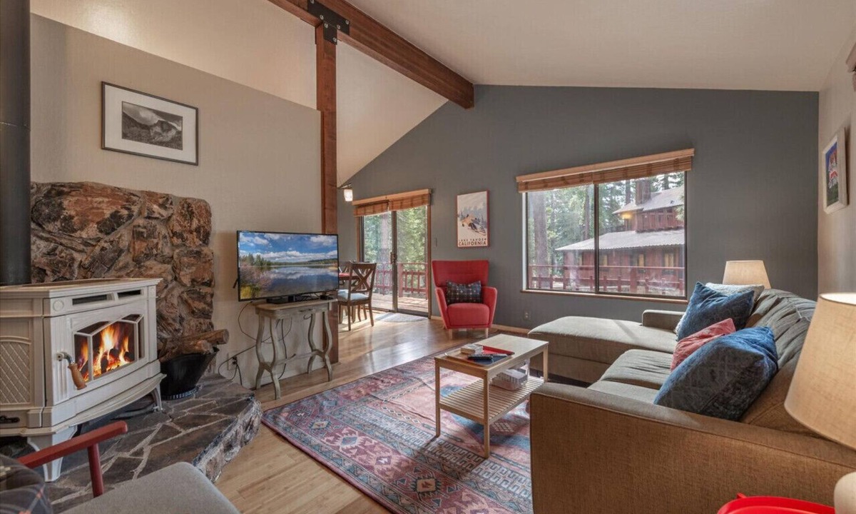 Ridgewood House | Central & Cozy Pet-Friendly Cabin w Fenced In Yard