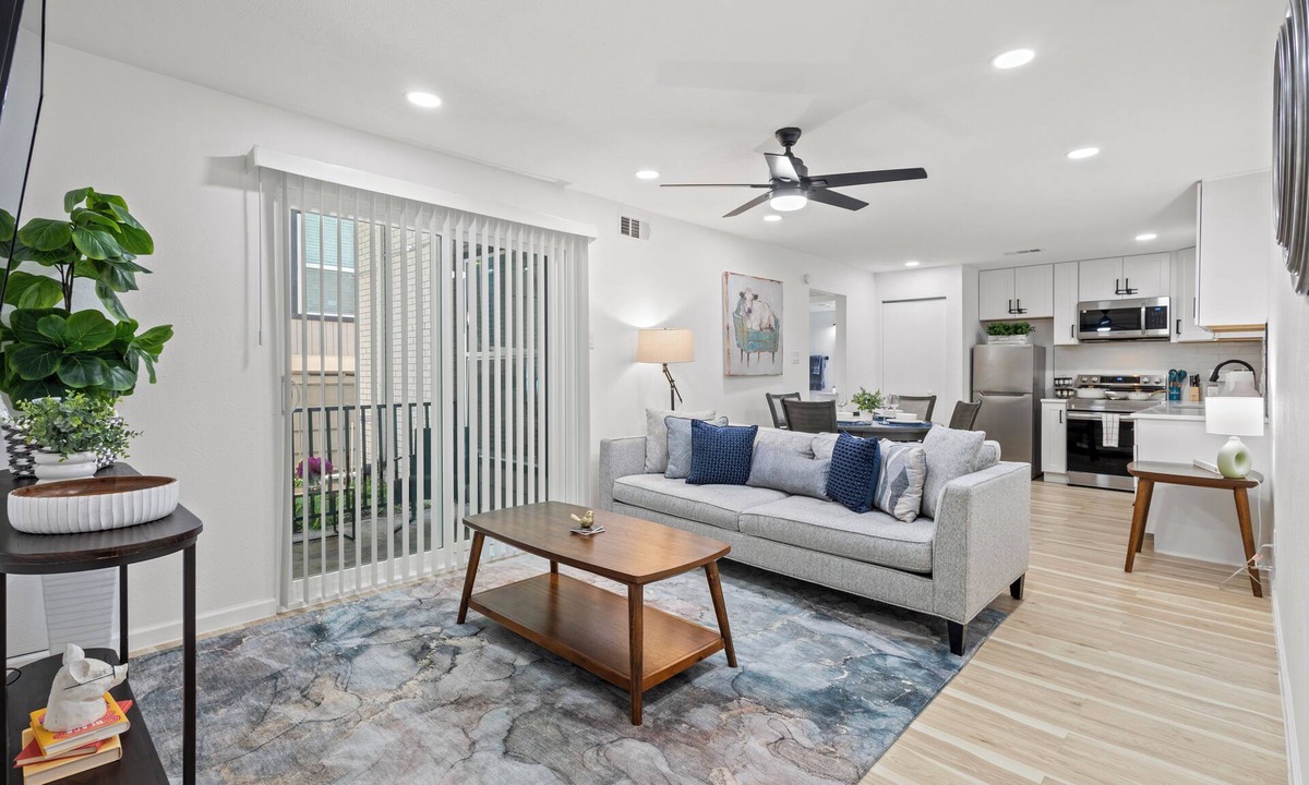 Dallas Apartment | Central Dallas stay/Pool/Gym/Med district/Oaklawn