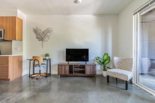Mann Apartment | Central District Condo | Modern| Rooftop