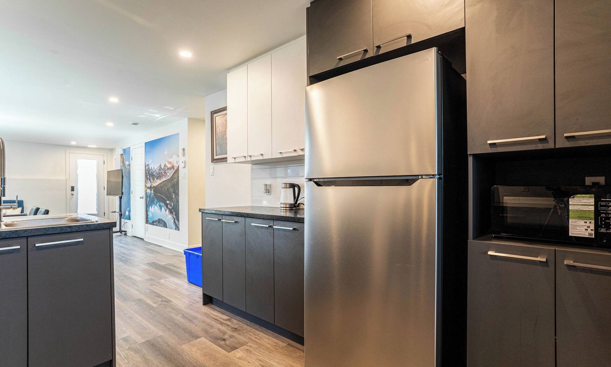 Lafleche Apartment | Central Downtown Montreal | 3BR/1BA Balmoral Condo