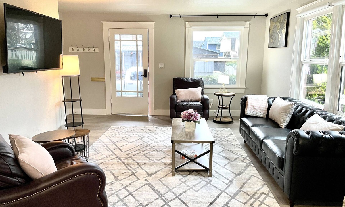 Hough Apartment | Central duplex with 3 bed/2bth near Hough Park