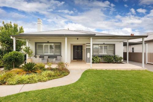 Wodonga House | Central Entertainer's Paradise