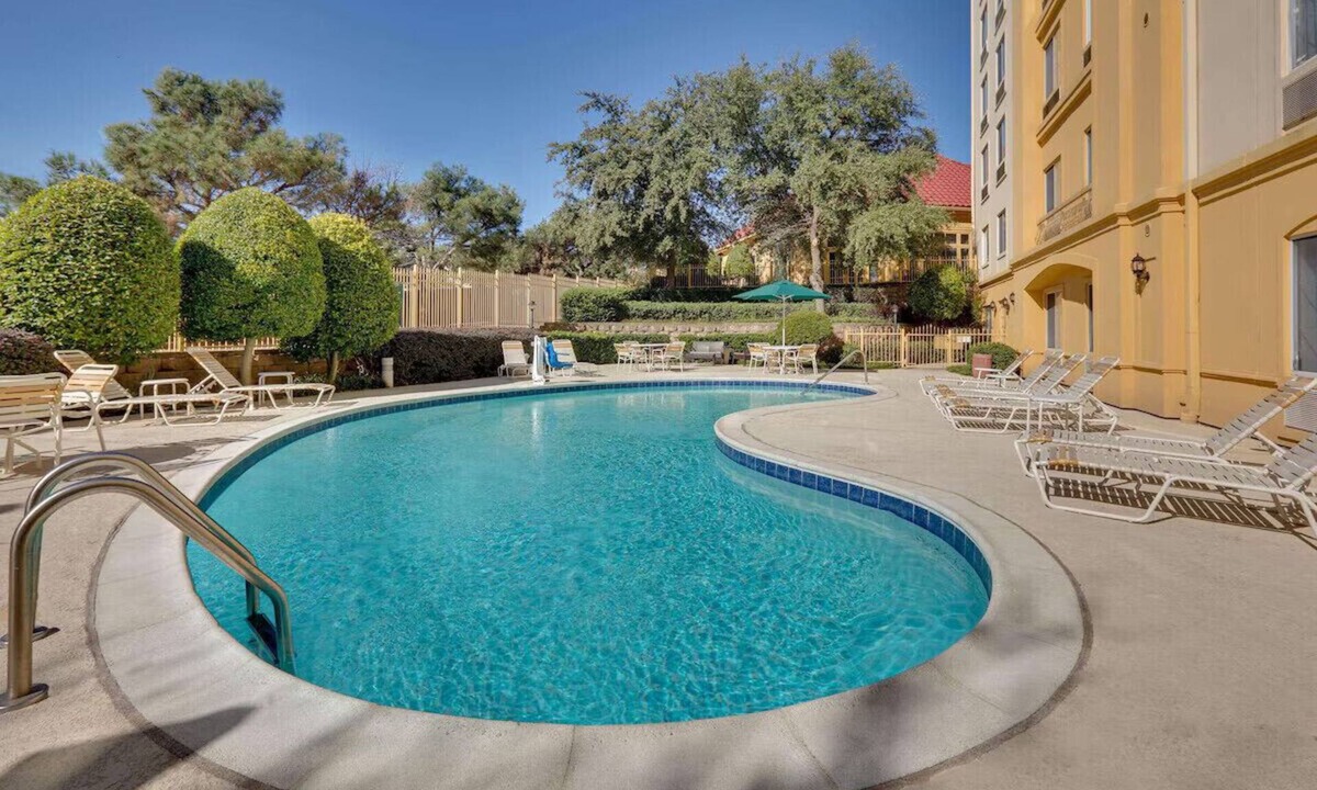 North Dallas Hotel | Central Expressway Two Double w/Breakfast & Pool