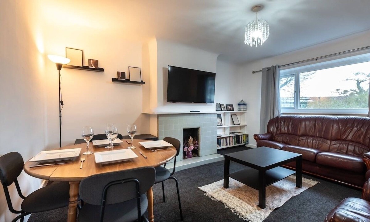 Shirley Apartment | Central Flat, Off-Road Parking