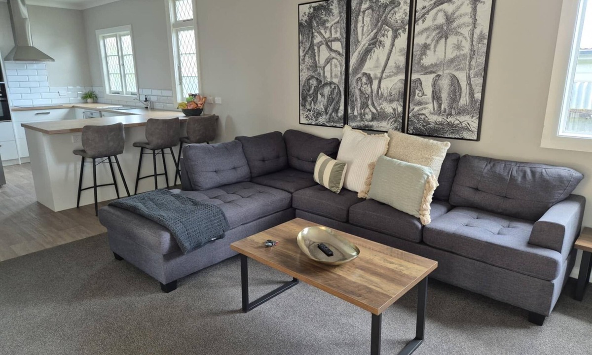 Palmerston North House | Central, for Large Groups! – Completely Renovated