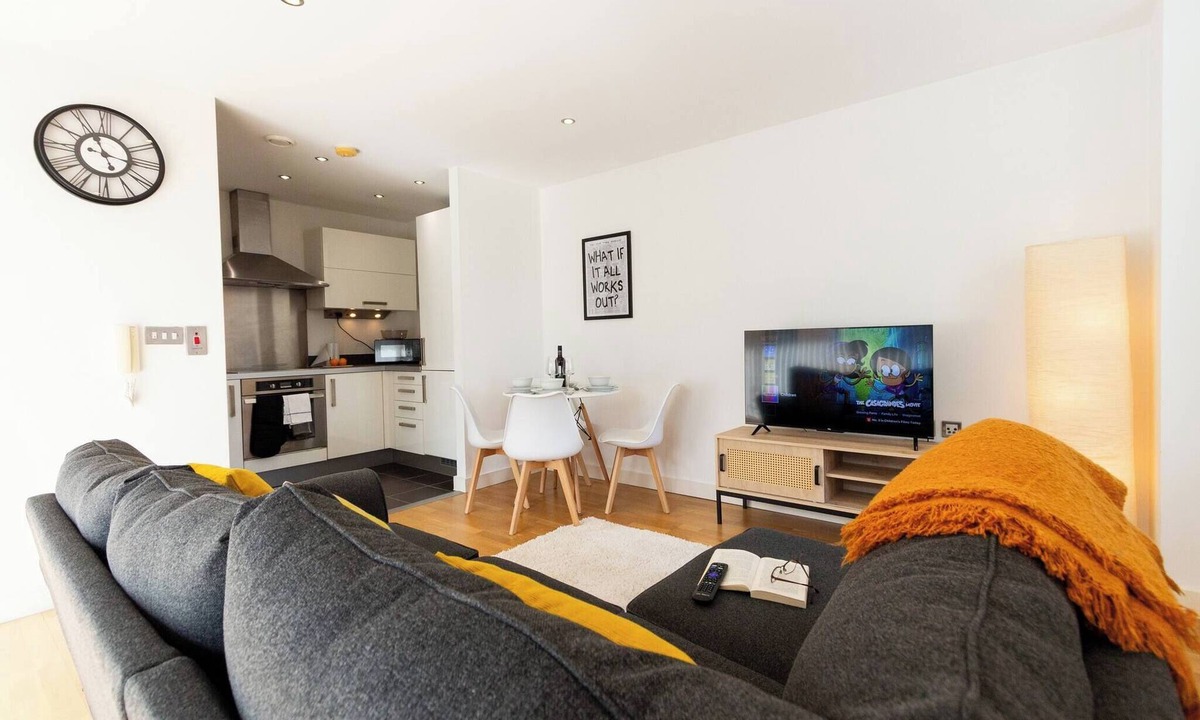 Castlefield Apartment | Central Gem: Cosy 2BR with Private Balcony
