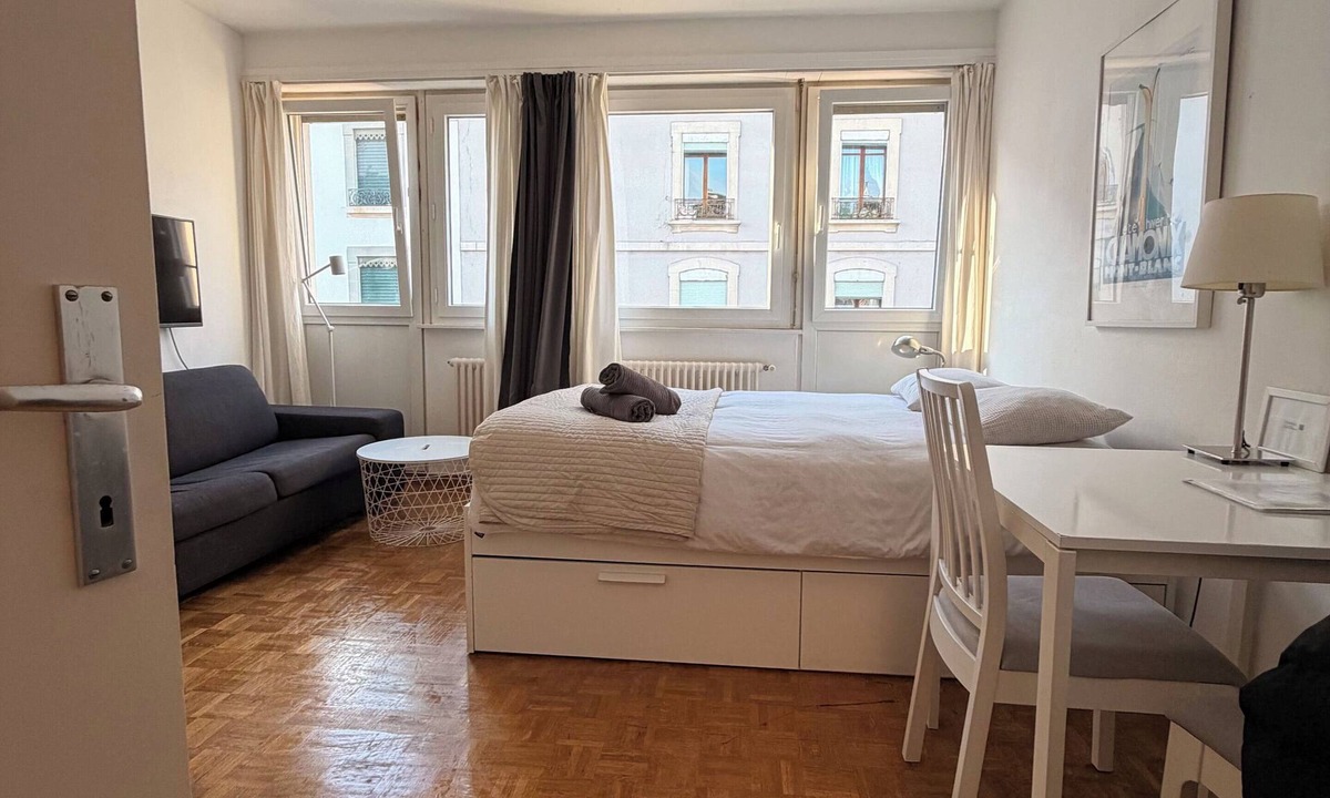 Paquis-Temple Apartment | Central Geneva Studio with free Travel Pass
