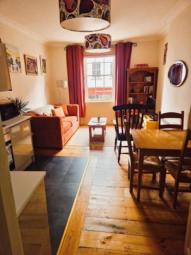 Gloucester Apartment | Central Gloucester Self-Catering Flat - A Hidden Gem
