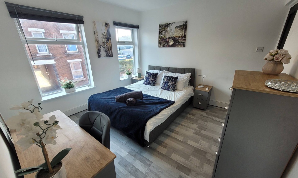 Ipswich House | Central Ipswich Stay: 2-Bed, Courtyard Garden & Work-Friendly