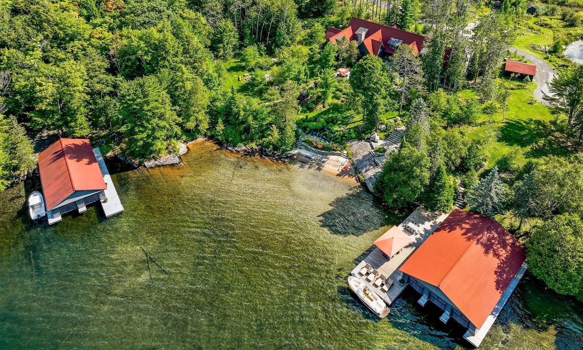 Muskoka Lakes Cottage | Central Lake Joe! Ultra Chic! 7 Bdrm! Beach! 1400sqft Party Dock! Sauna!