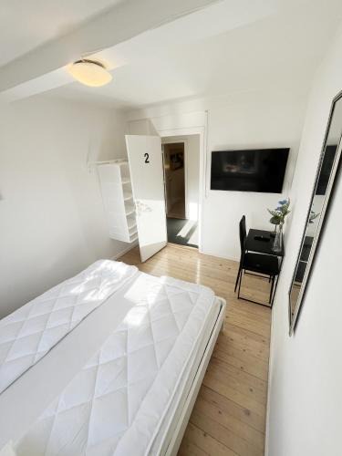 Aalborg Municipality House | Central Large Double Room with free parking