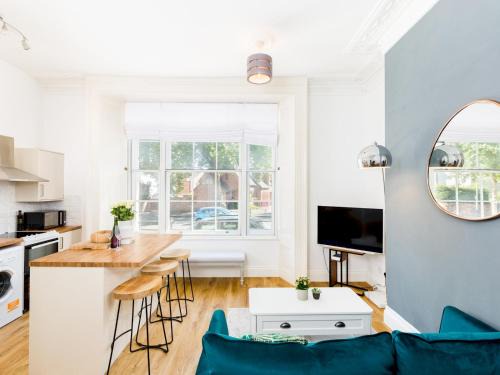 Leamington Spa Apartment | Central Leamington Spa 2 Bed Flat with Parking - Pass the Keys