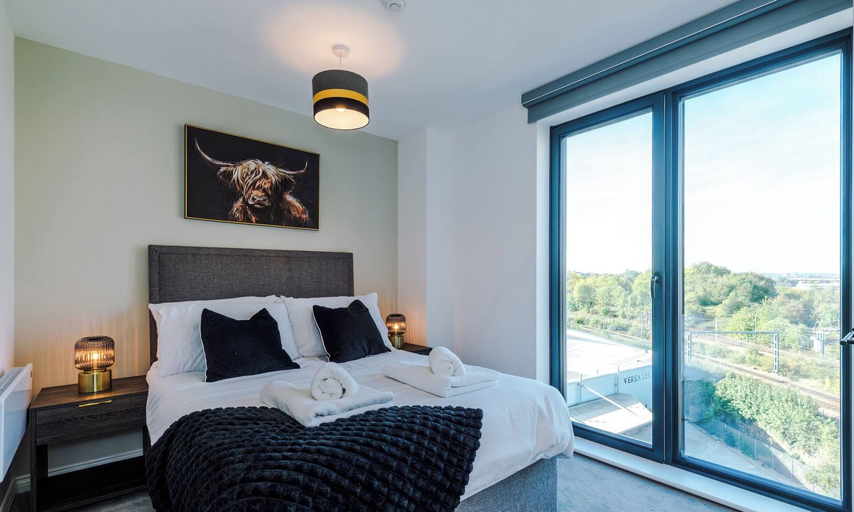 Holbeck Apartment | Central Leeds City Centre 2BR Apt, 7th-Floor Views