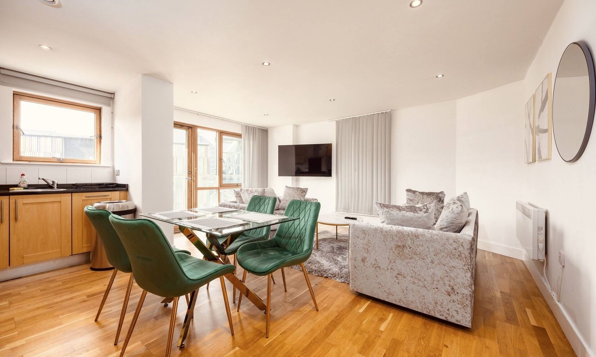 Leeds Apartment | Central Leeds Dock Apt, Free Secure Parking! 2 Bed