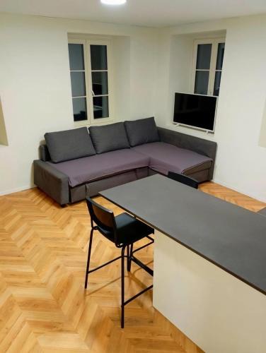 Brugg Apartment | Central Living Brugg - B & W Apartment
