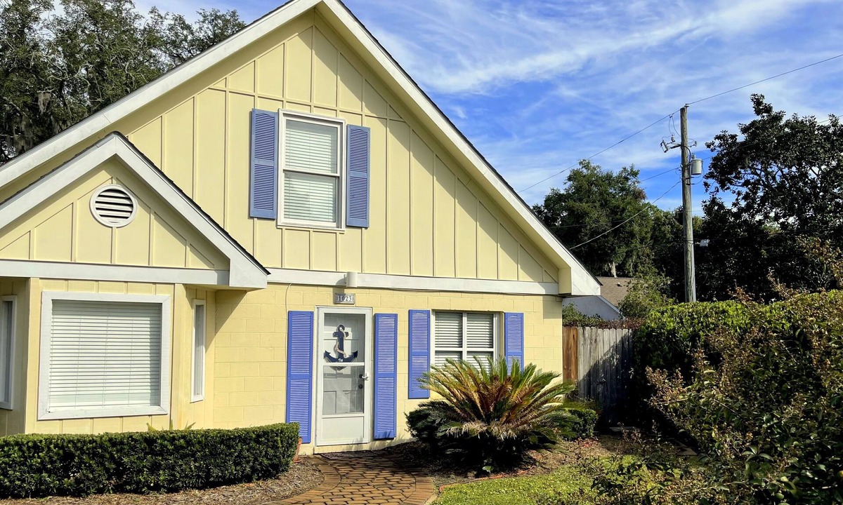 Demere Park Cottage | Central location to EVERYTHING! Fenced private use pool!