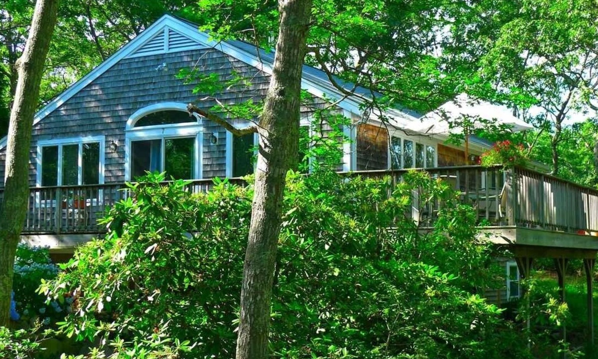 Vineyard Haven Apartment | Central location for your vacation