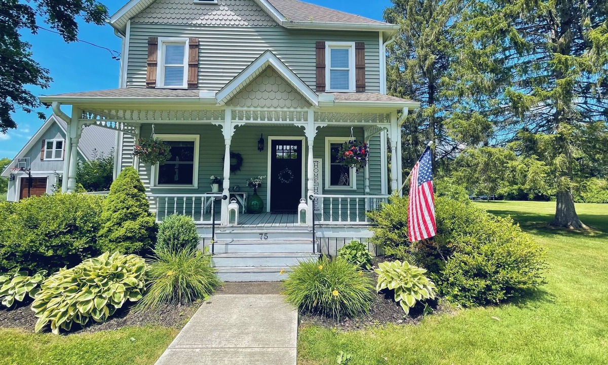 Elmira House | Central Location - HOT TUB, close to lakes, wineries, Corning, Watkins Glen