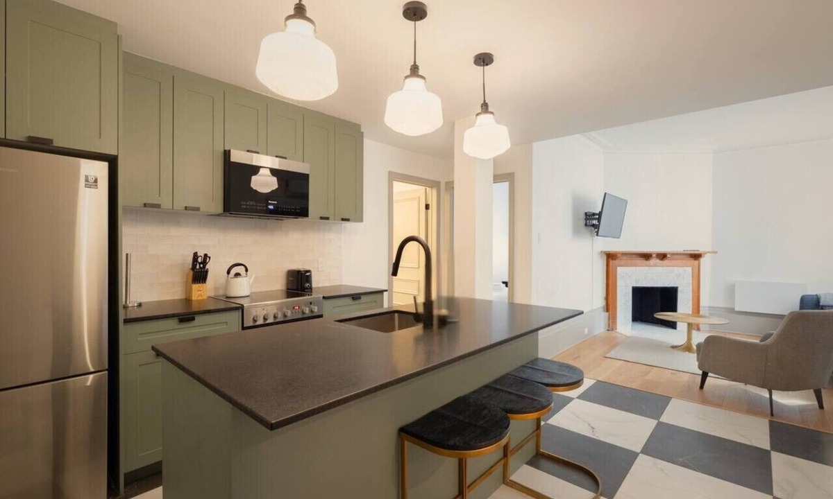Shaughnessy Village Apartment | Central location in Montreal with parking