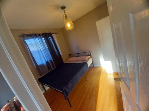Kitchener House | Central Location New Year Stay- Free Parking & Fast Wifi
