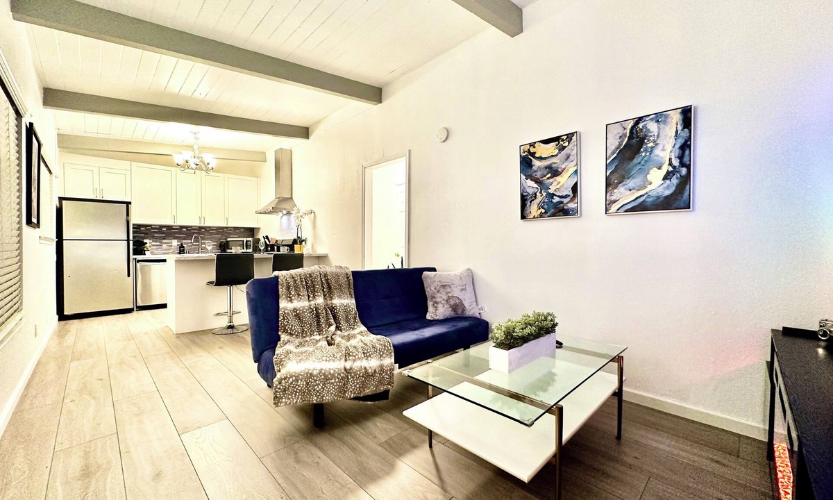 Broadway - Palmhaven House | Central Location + Parking + AC + Kitchen + Wi-Fi 6