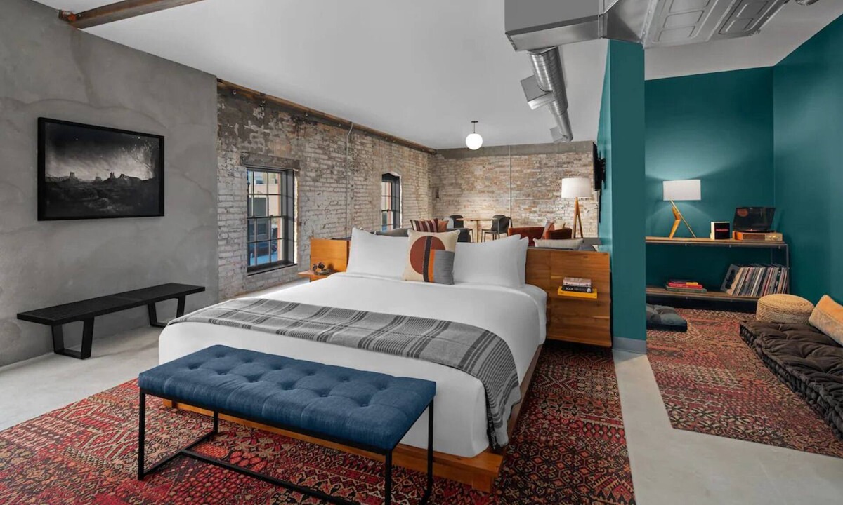 People's Freeway Hotel | Central Location, Close to Nature, Dogs Are Allowed!