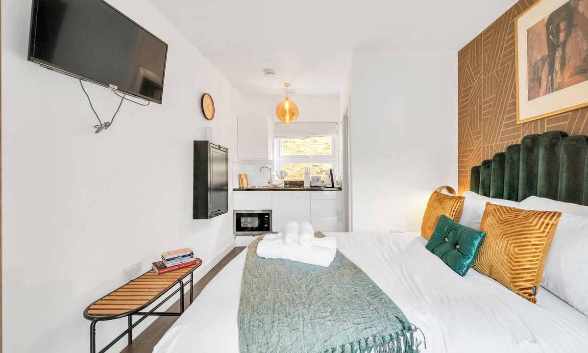Barbican Apartment | Central Luxe Studio: Cook, Relax, & Enjoy!