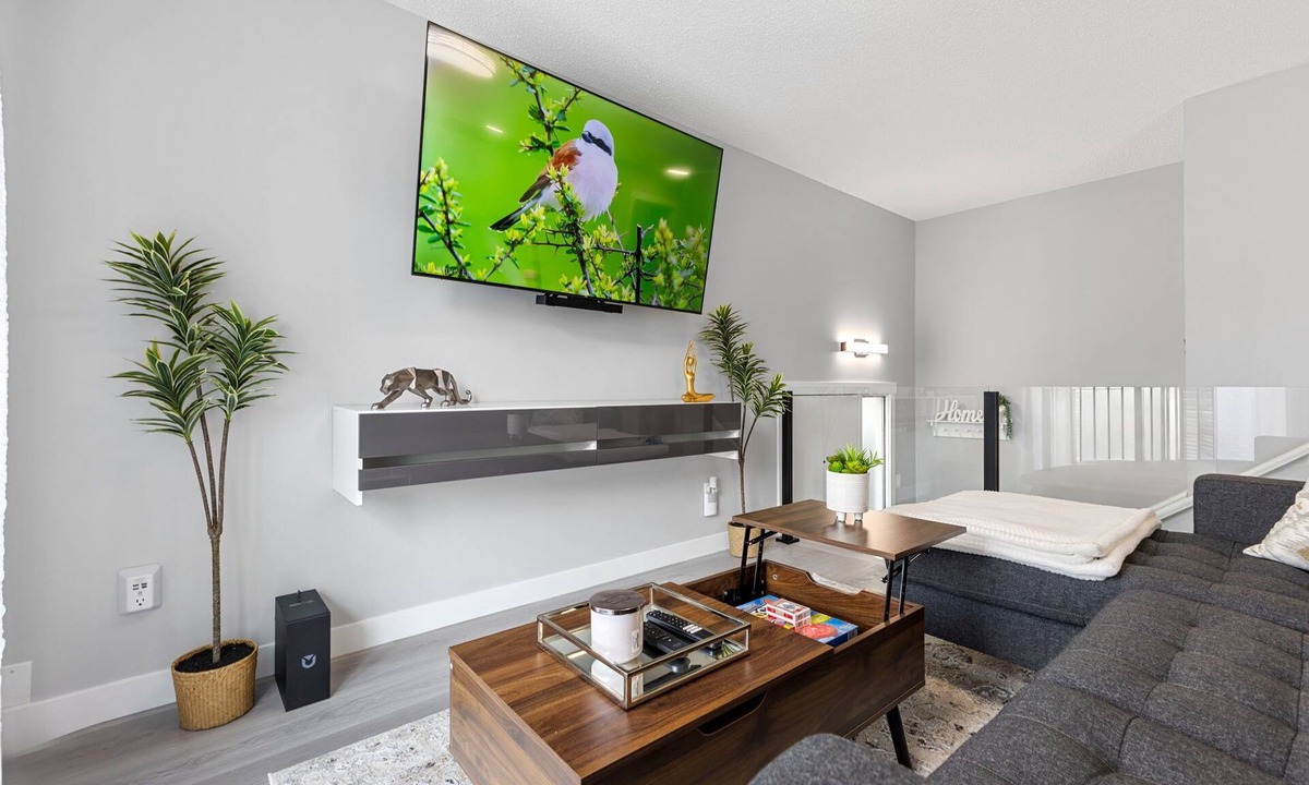 Southwest Calgary House | Central Luxury Inner-City Home with A/C | King Beds | Fast wifi | Sleeps 10