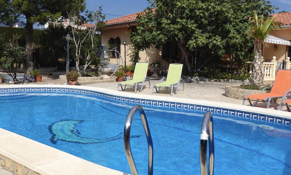 Miami Platja Cottage | Central Miami Villa with Private Pool and Wifi