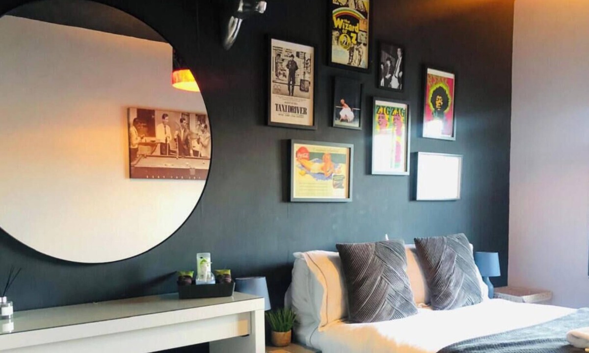 Newmarket House | Central Mill Hill Home – Spacious 4BR 1.5BATH Free Parking