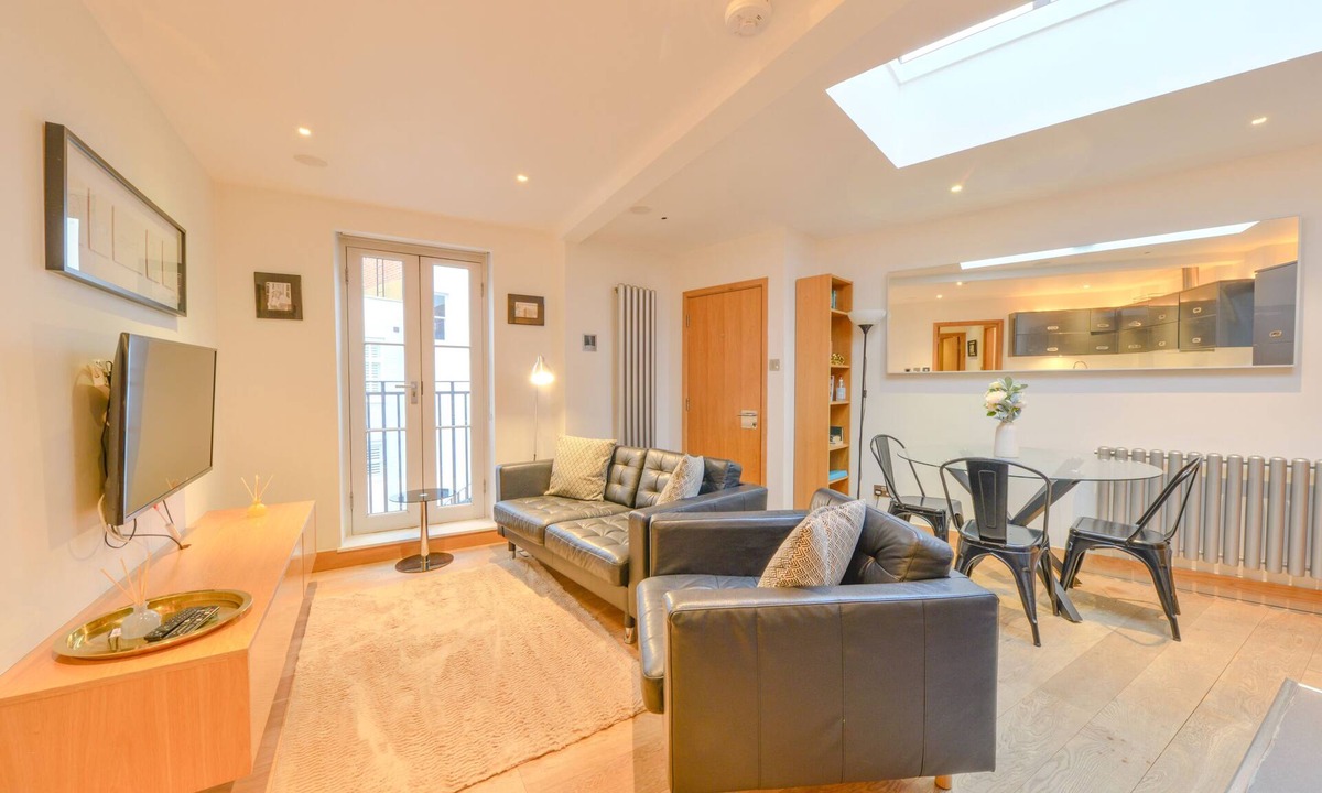 St Albans Apartment | Central Modern 2 Bed With Parking